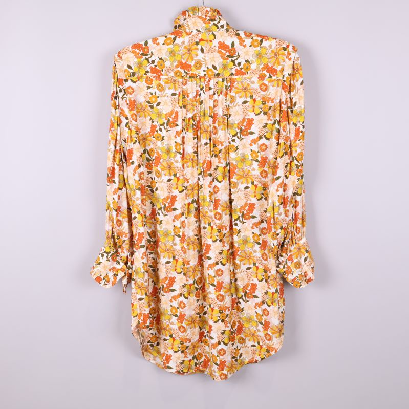 Lång blommig skjortklänning fotograferad bakifrån