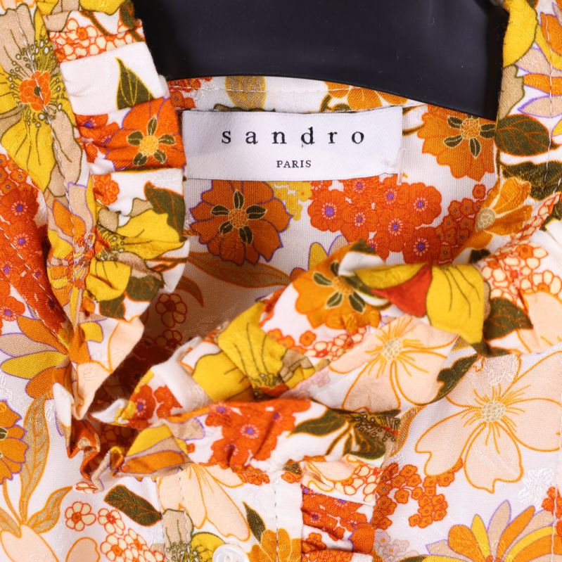 Närbild sandro-paris märkning på kragen