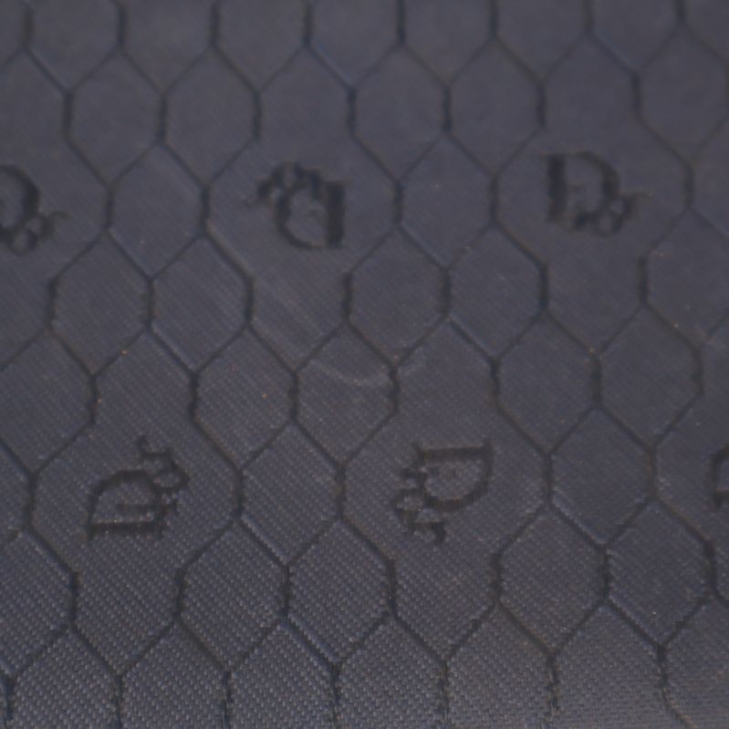 Närbild av fläck på kuvertväska