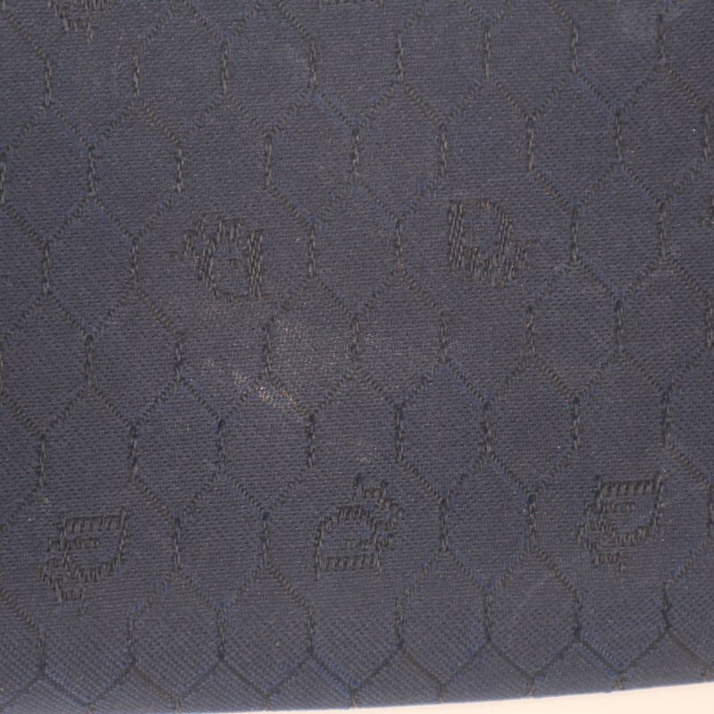 Närbild av fläck på kuvertväska