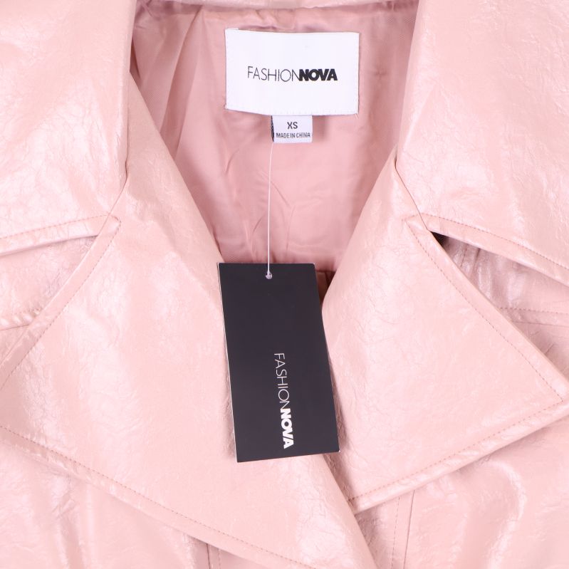Närbild på Fashion Nova-etikett och tagg