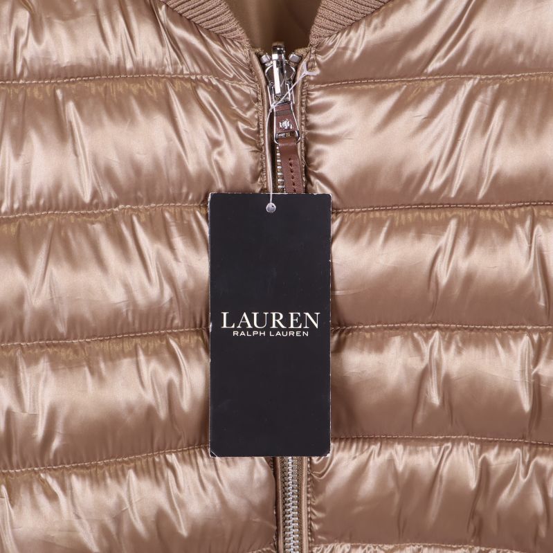 Närbild på svart etikett med Lauren Ralph Lauren-logotyp