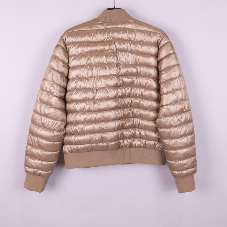 Quiltad baksida av beige bomberjacka med ribbad nederkant
