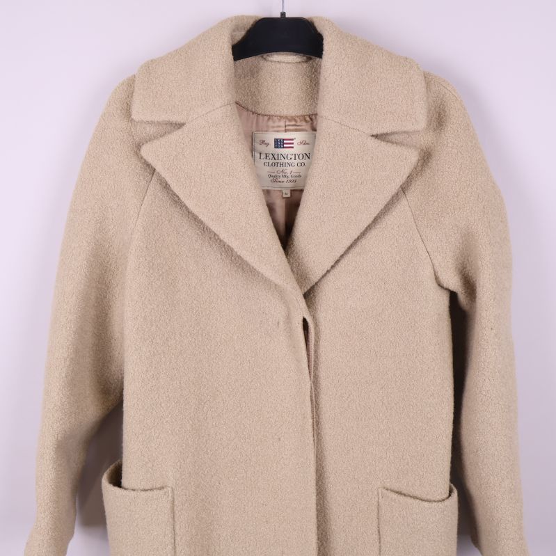 Beige kappa med öppen knappslå och bred krage