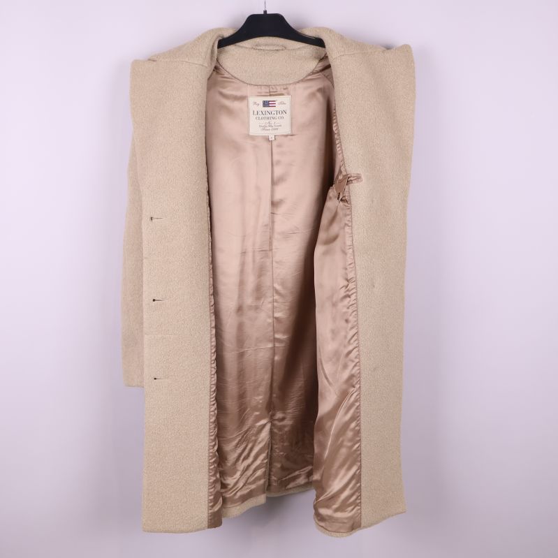 Beige kappa uppknäppt med skinande foder