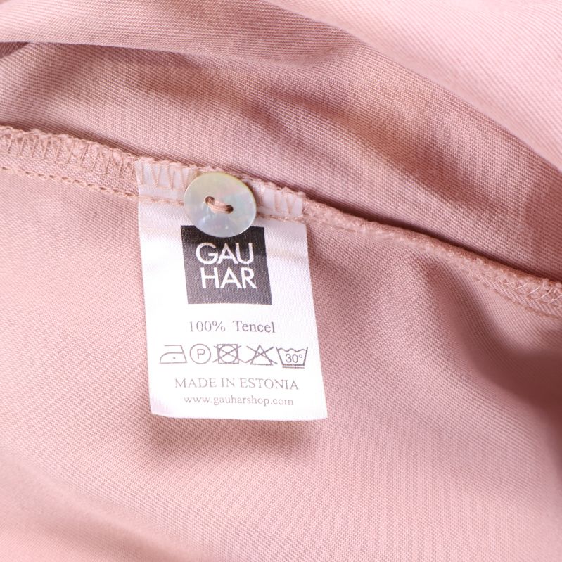 Materialetikett visar att klänningen är tillverkad i 100% Tencel