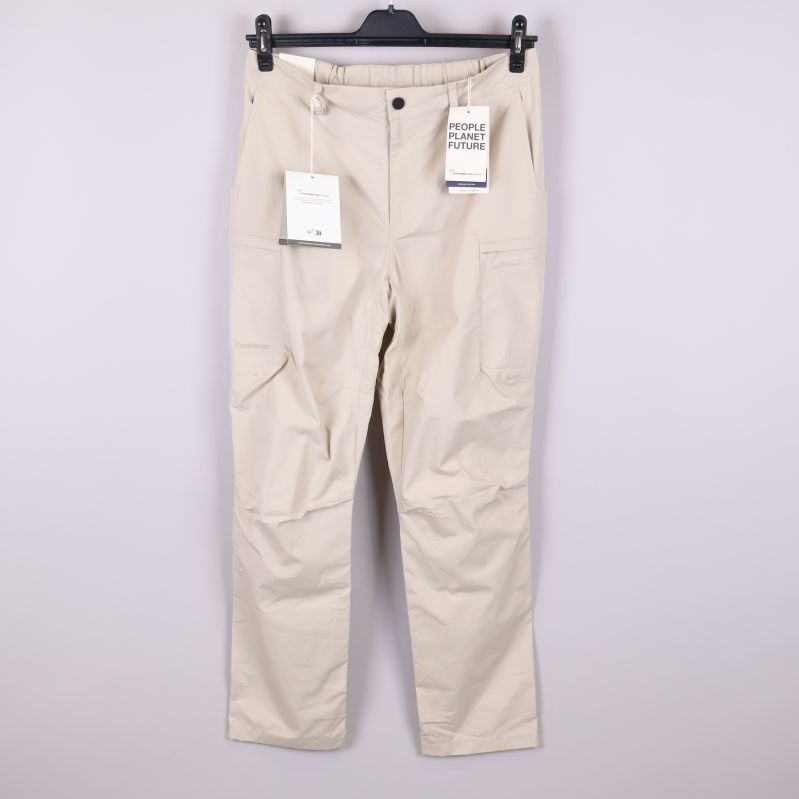 Beige cargobyxa framtill med fickor och etiketter