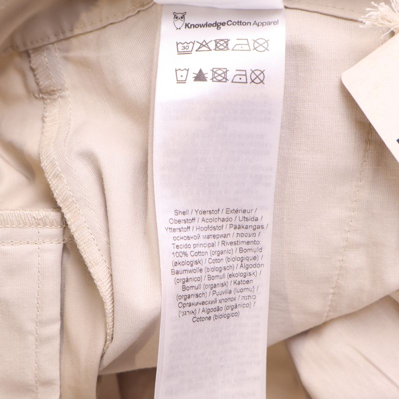 Tvättrådslapp med materialbeskrivning inuti byxan