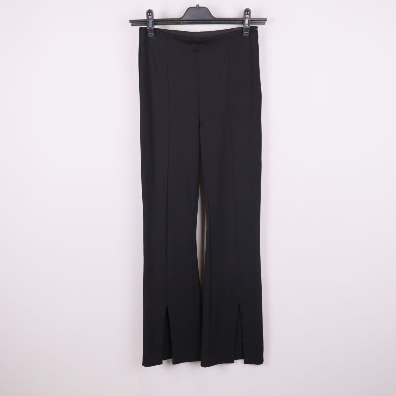 Svarta byxor med raka ben och slitsar framtill