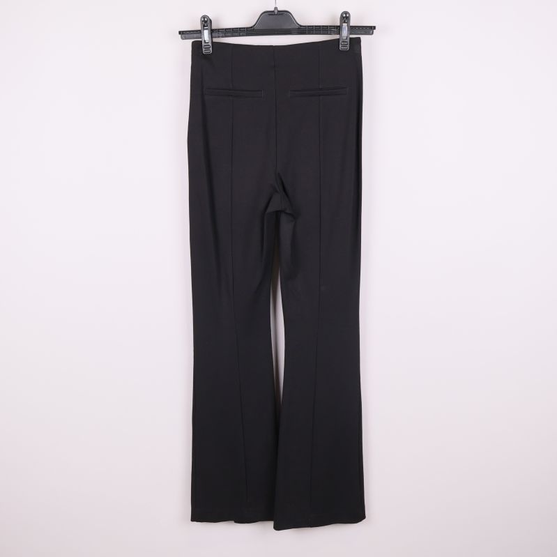 Baksidan av svarta byxor med raka ben