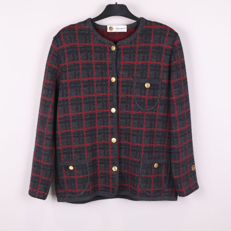 Framsida av rutmönstrad kofta med guldknappar