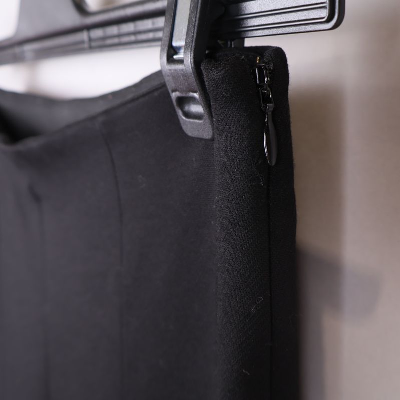 Närbild på dold dragkedja i sidan av byxan