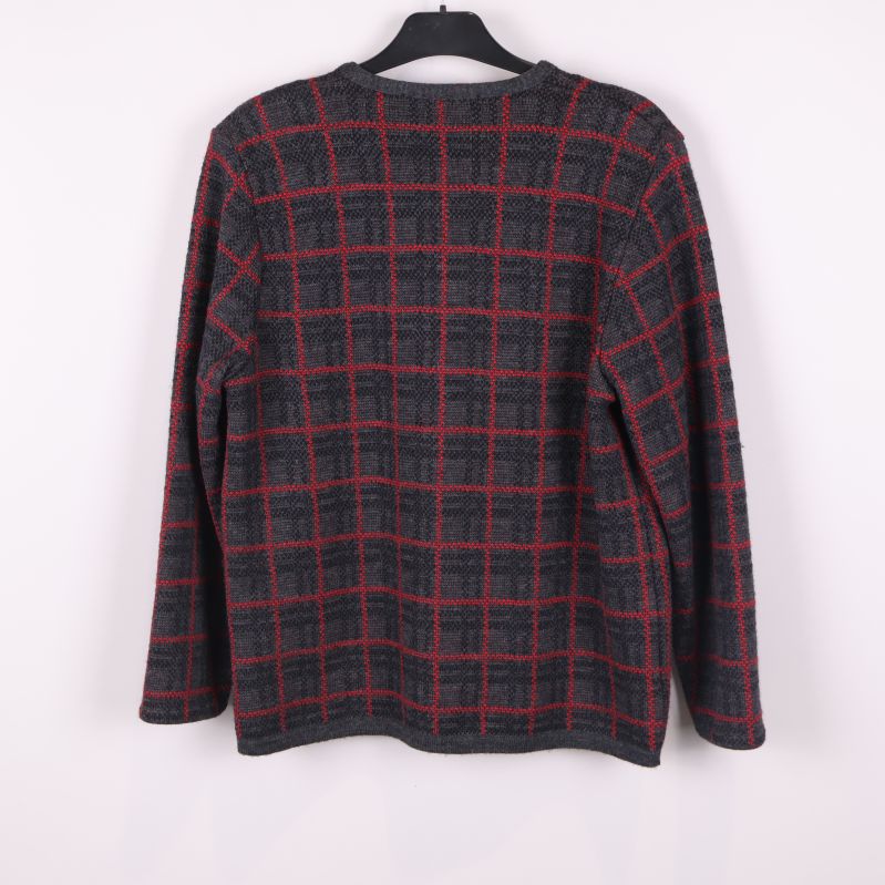 Baksida av rutmönstrad kofta i mörkgrått och rött