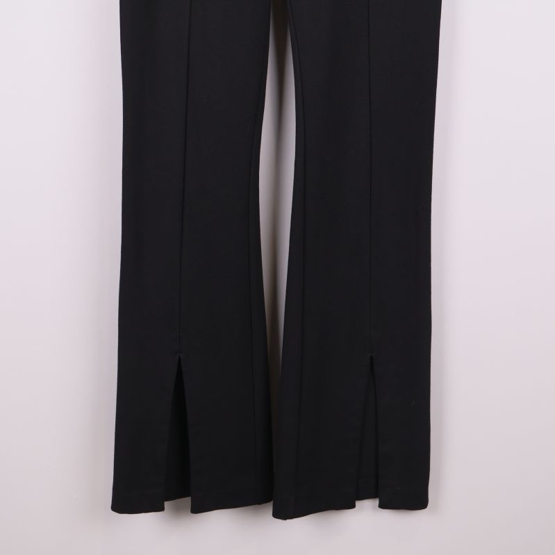 Närbild på slits framtill nedtill på benen