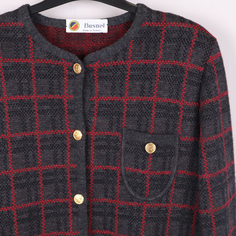 Bröstficka och guldknappar på koftans framsida