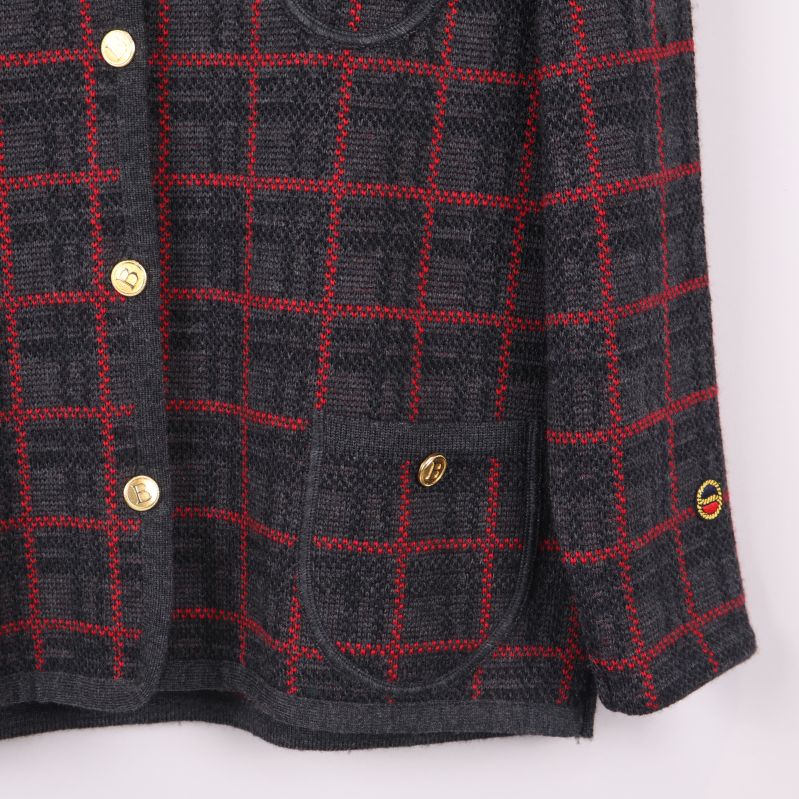 Fickdetalj och liten knapp samt ärmslut på koftan