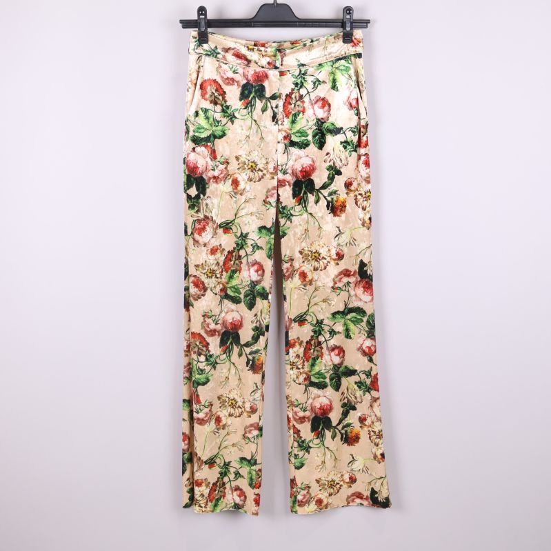 Framsida av blommiga byxor 