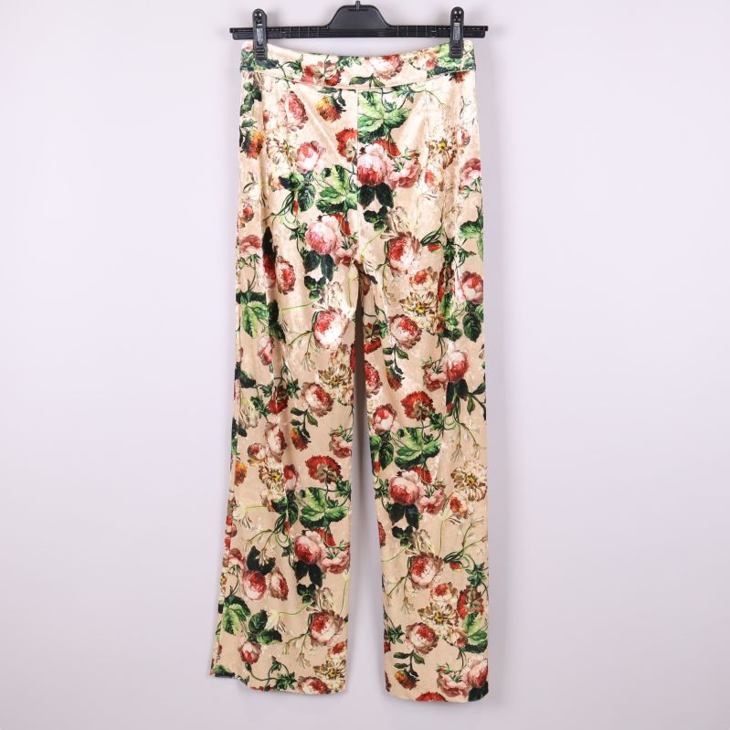 Baksida av blommiga byxor 