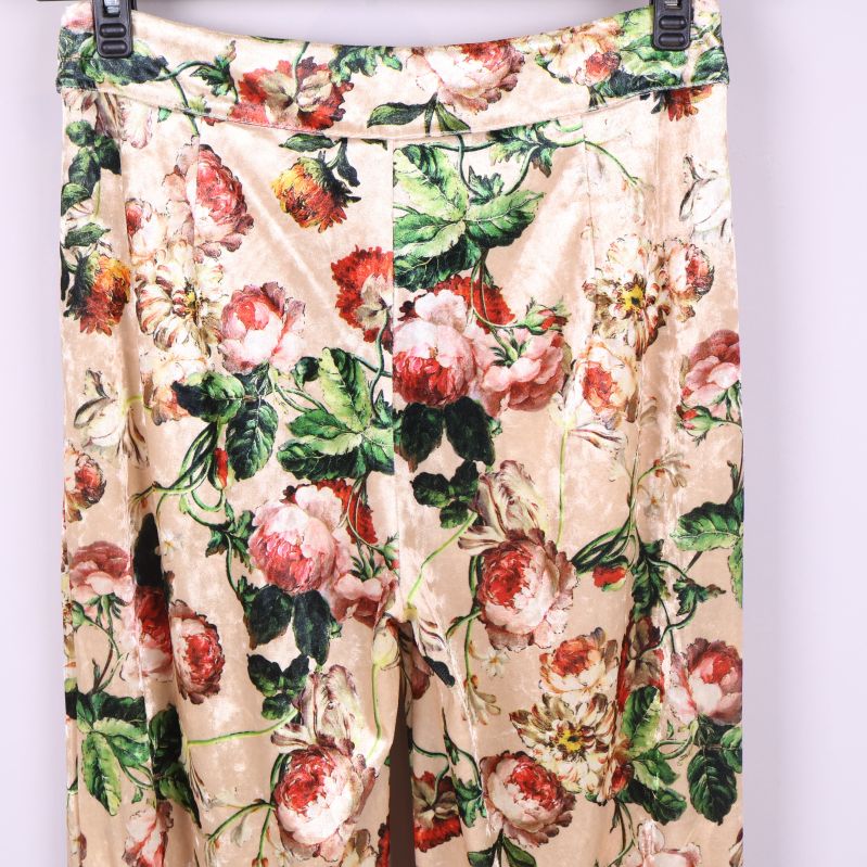 Närbild på bakre midja med detaljerat blommönster