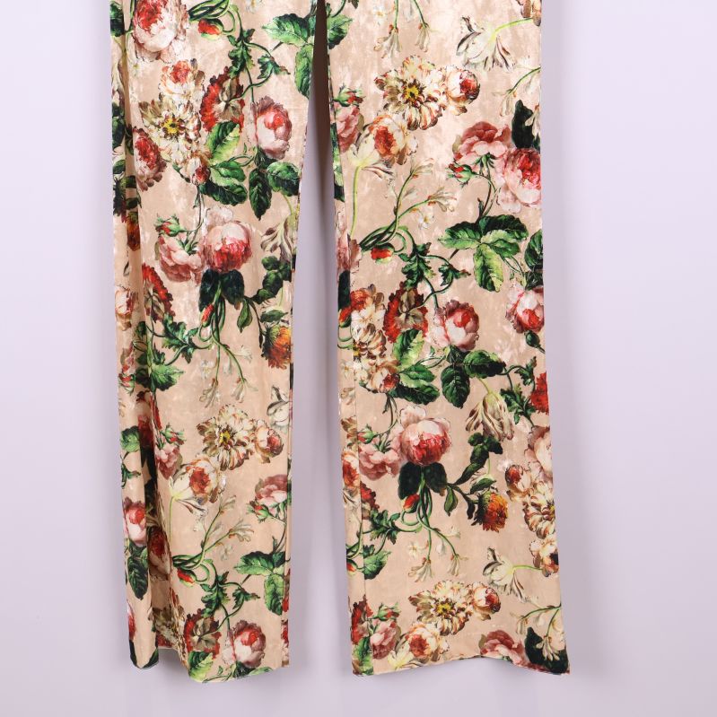 Närbild av nedre delen av blommiga byxben