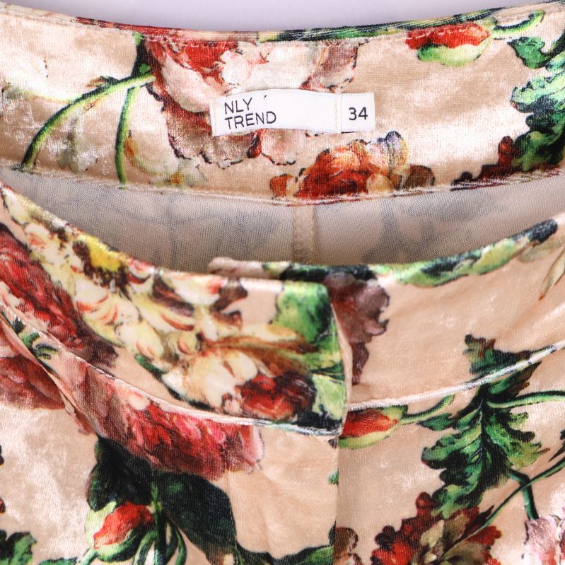 Närbild på etikett med NLY Trend storlek 34