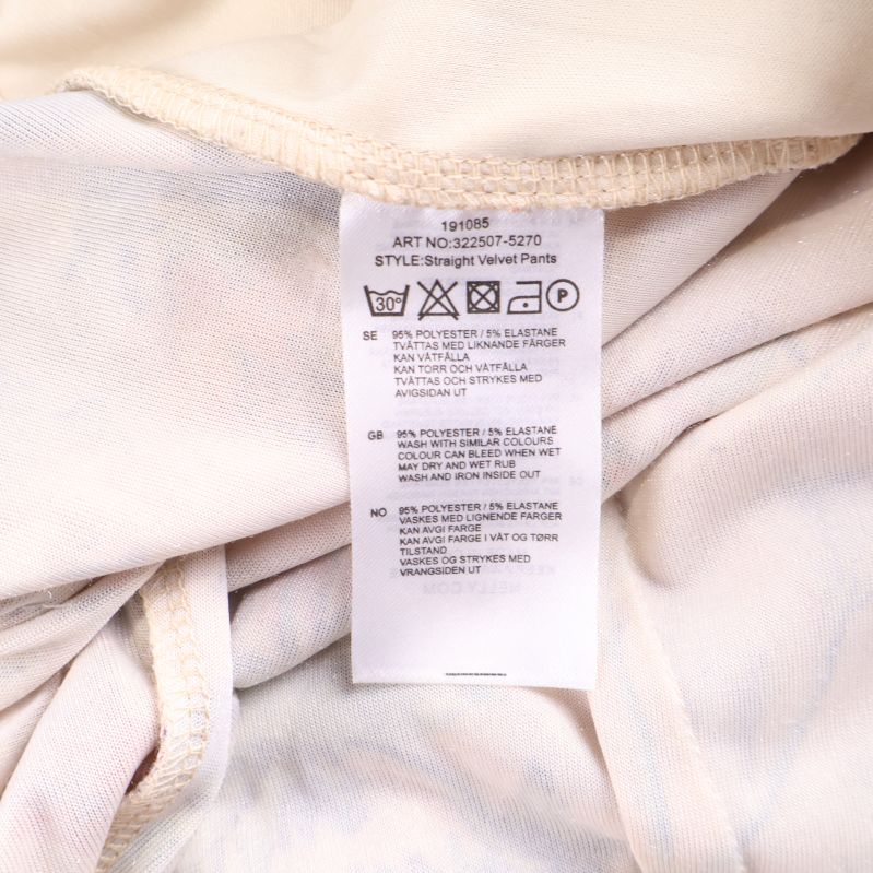 Materialetikett som visar materialinnehåll och tvättråd