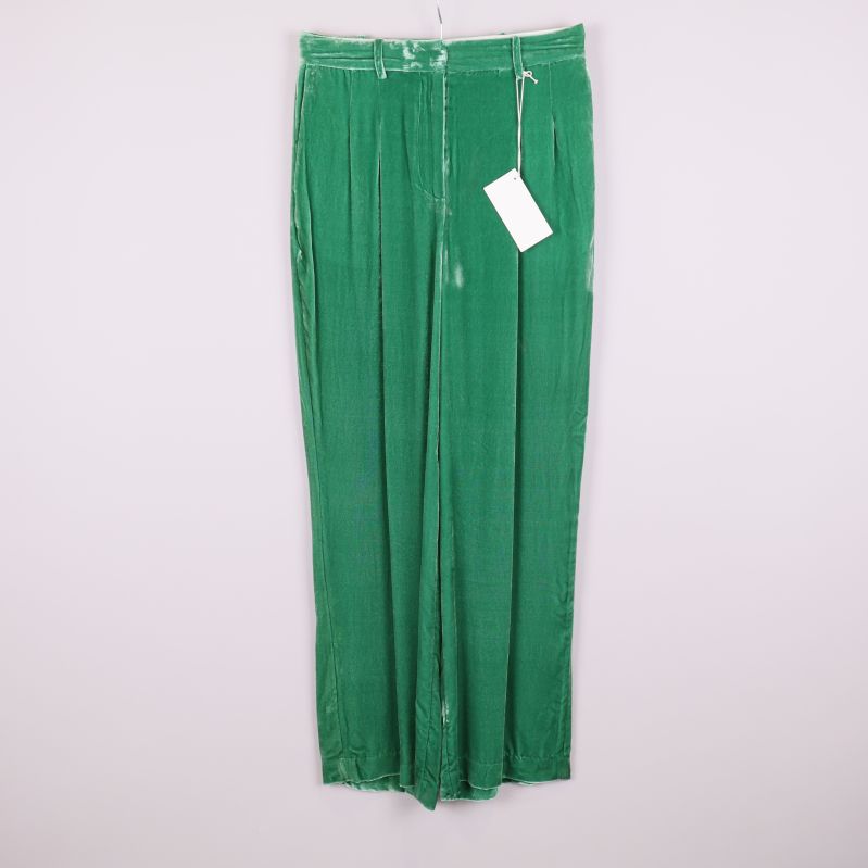 Framsidan av gröna sammetsbyxor med raka ben och hög midja