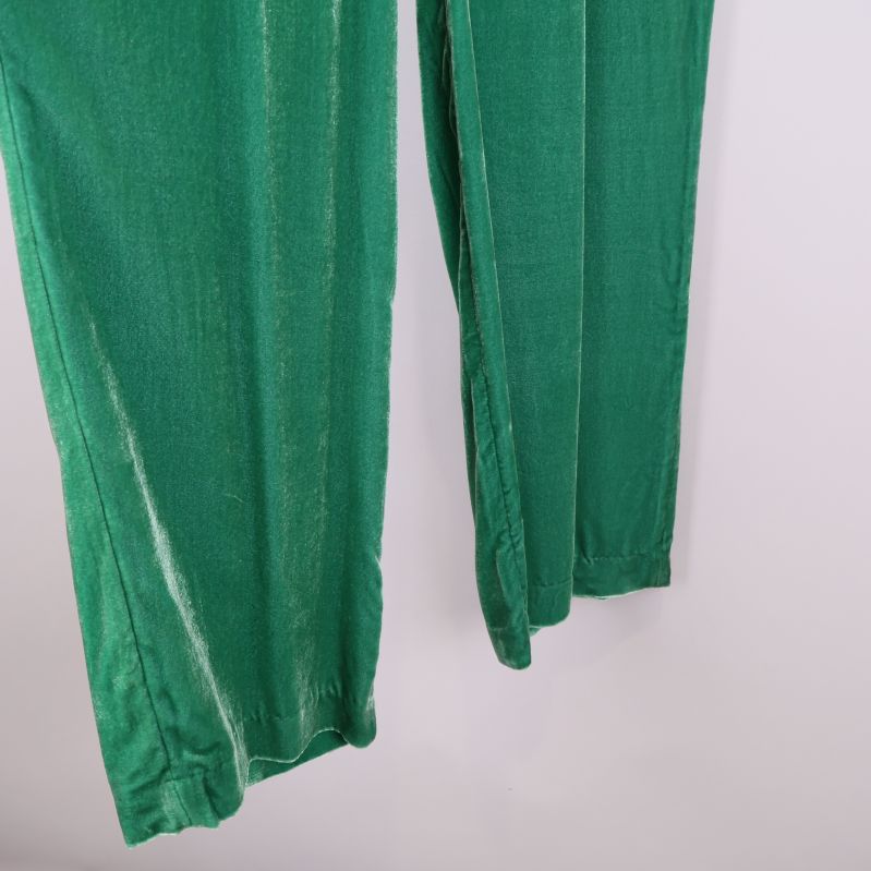 Närbild på benslut av gröna sammetsbyxor