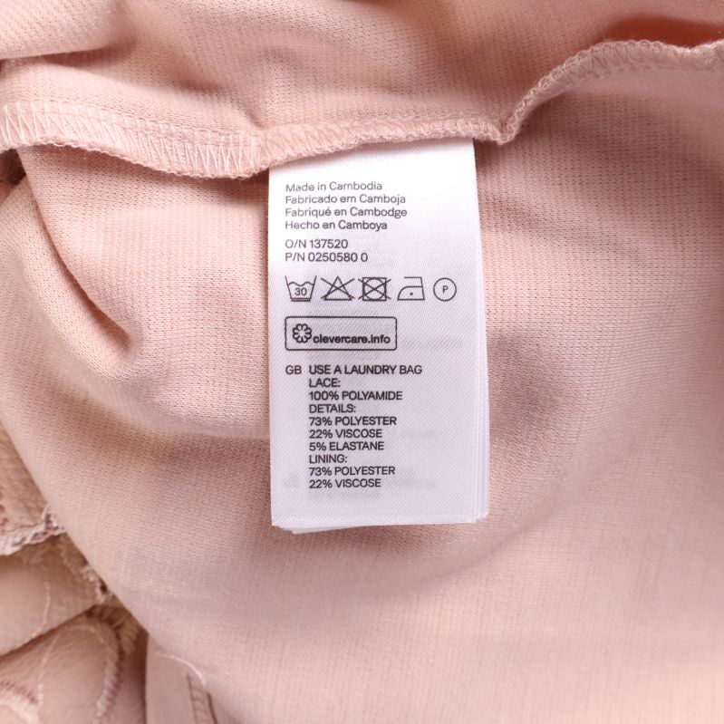 Materiallapp med information om klänningens innehåll