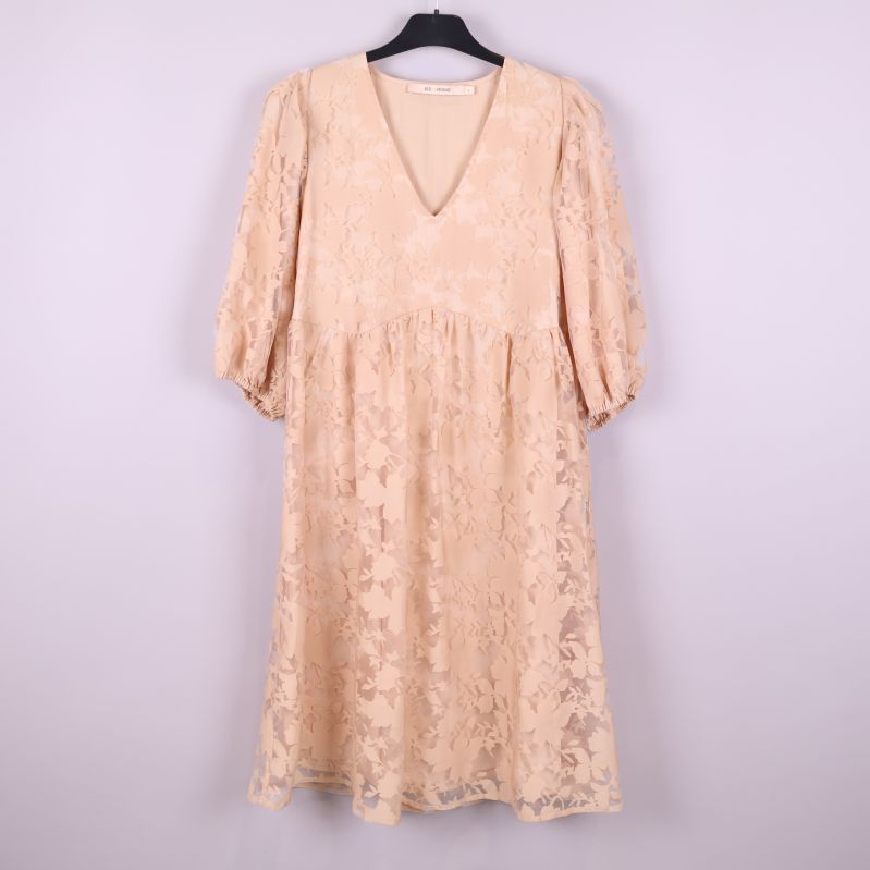 Helbild av beige klänning med v-ringning och blommigt mönster framifrån