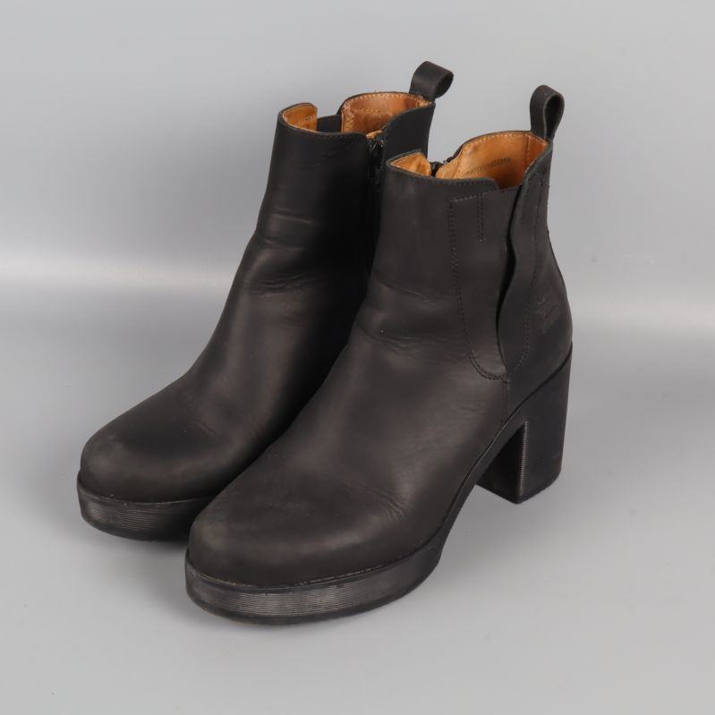 Svarta boots med hög klack och rund tå