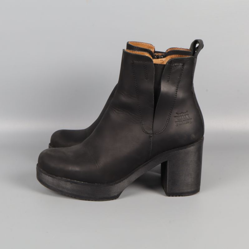 Svarta boots från sidan med markerad logga