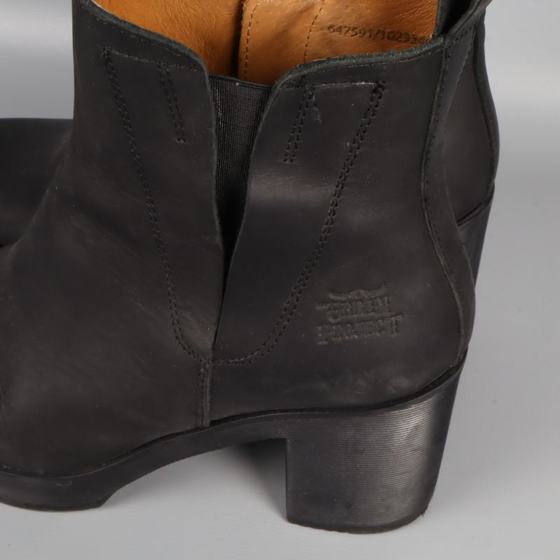 Närbild på boots med präglad logotyp på hälen