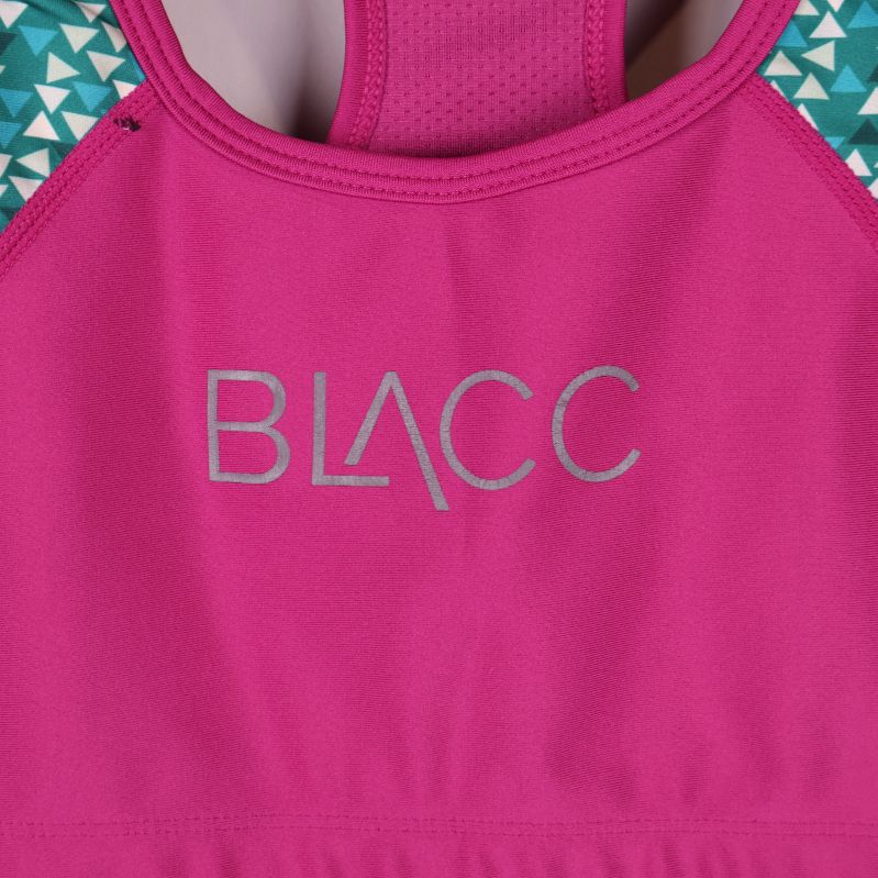 Närbild av BLACC-logga tryckt på cerise tyg