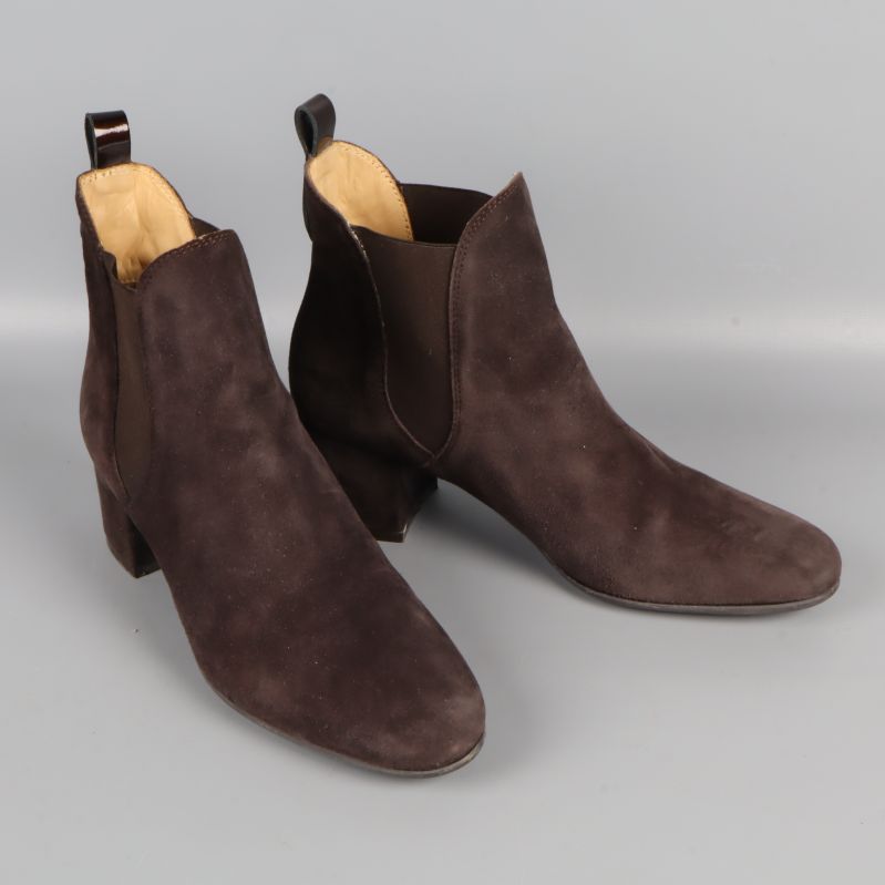 Bruna mockaboots med klack visade snett framifrån