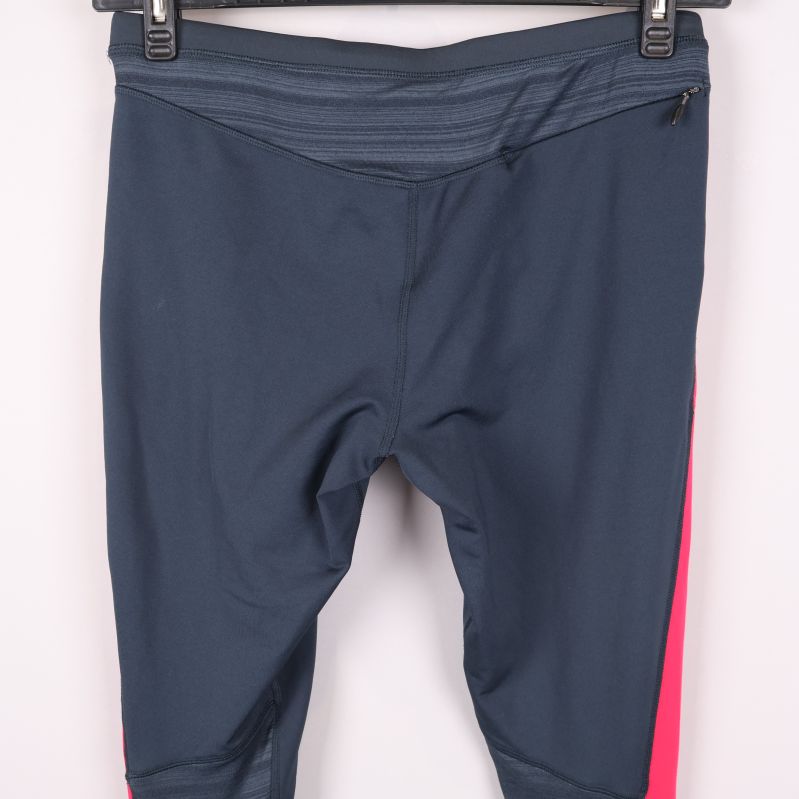 Baksida av tights med dragkedja i midjan