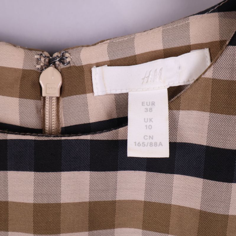Närbild av H&M-etikett med storlek 38