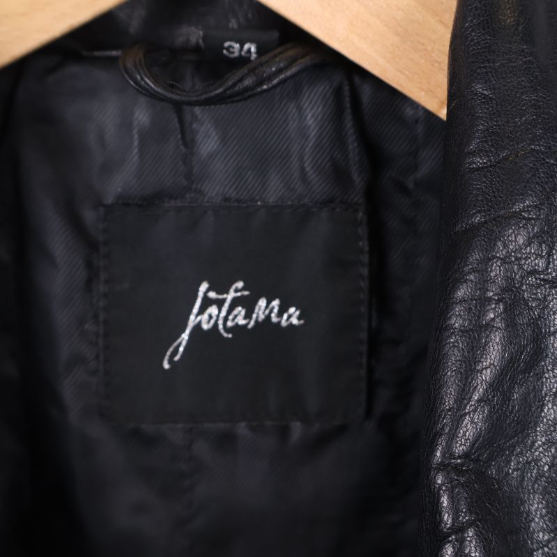 Närbild på Jotama-märke i jackans insida