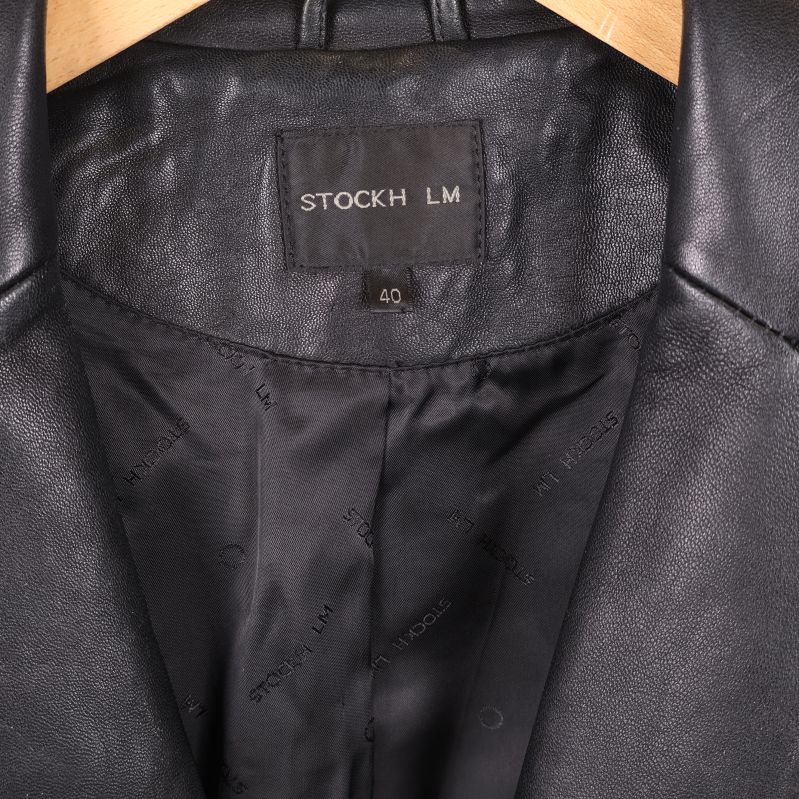 Närbild på etikett som visar STOCKH LM och storlek 40