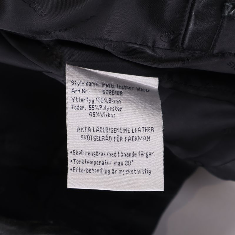 Materialetikett visar äkta läder och foderinfo