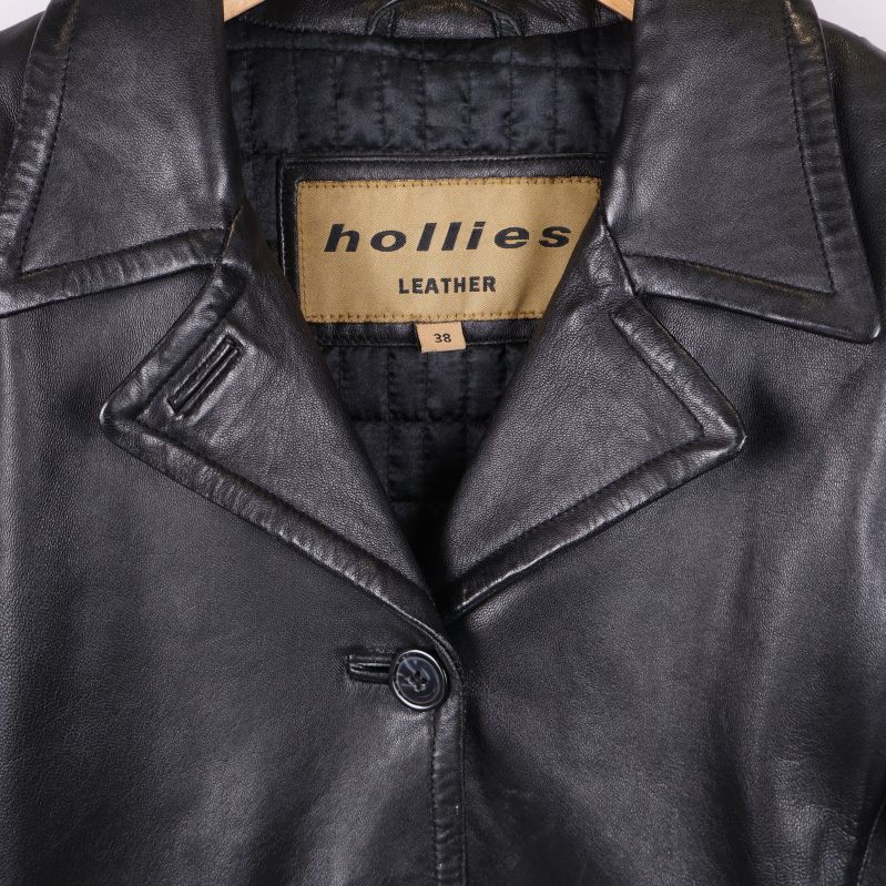 Närbild på krage och etikett från hollies leather i svart skinn