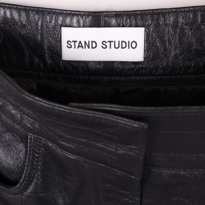 Stand Studio etikett på insidan av svarta läderbyxor