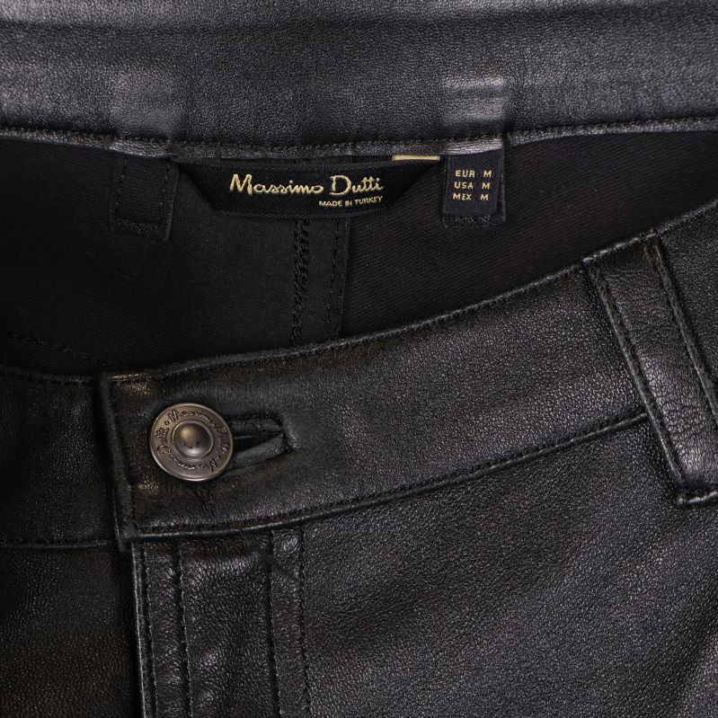 Etikett med varumärket Massimo Dutti insydd i linningen