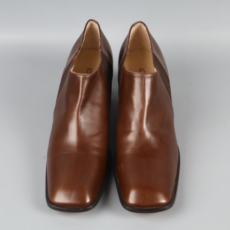 Framifrån på bruna klackskor med fyrkantig tå