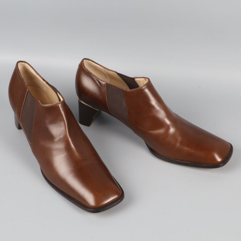 Bruna klackskor i läder med resårdetaljer från sidan
