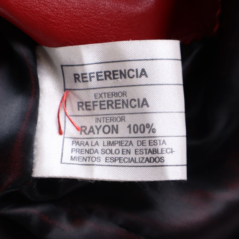 Materialetikett visar 100% rayon i fodret