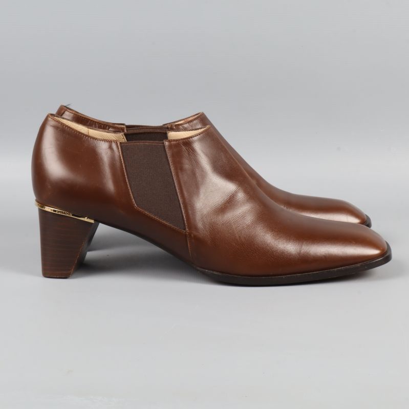 Sidovy av bruna läderskor med klack och resår