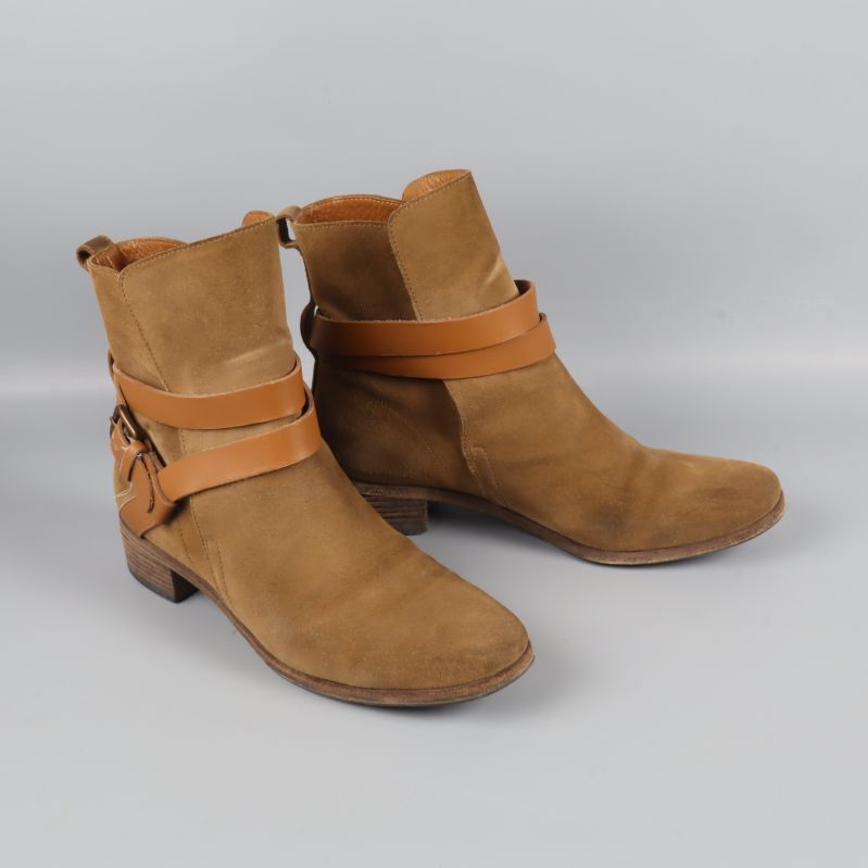 Par boots i brunt läder och mocka snett framifrån