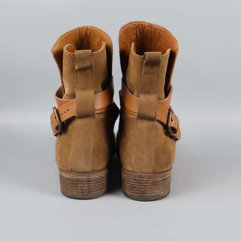 Boots bakifrån med synliga dragflikar och klack