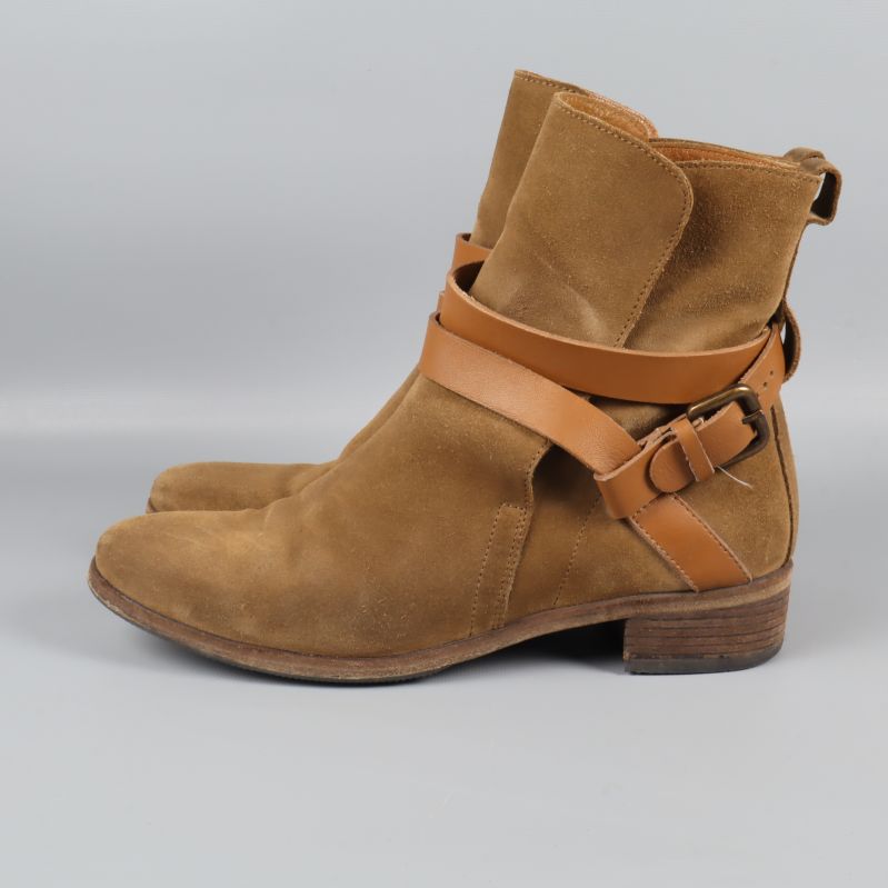Boots i mocka och läder med rem och spänne